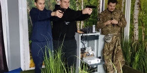 Dwie osoby celują z pisoletów
