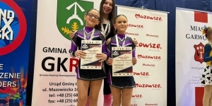 Trzy osoby z dyplomami i medalami