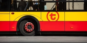 Fragment boku autobusu z logo WTP
