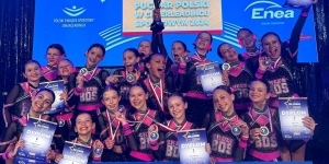 Cheerleaderki z medalami i dyplomami