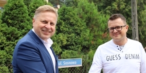 Dwie osoby podające sobie ręke Dwie osoby podające sobie ręke