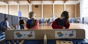 dzieci układają klocki, patrząc na nie przez okulary 3d
