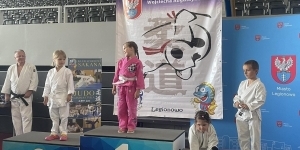 Uczestnicy turnieju stoją na podjum Uczestnicy turnieju stoją na podjum
