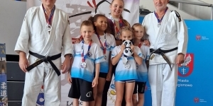 Uczestnicy turnieju judo na podjum Uczestnicy turnieju judo na podjum