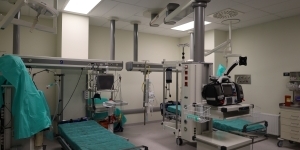 Sala w szpitalu z medycznym wyposażeniem Sala w szpitalu z medycznym wyposażeniem