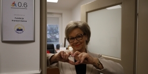 Barbara Mierzejewska na tle wejścia do pokoju Fundacji Promień Słońca Barbara Mierzejewska na tle wejścia do pokoju Fundacji Promień Słońca