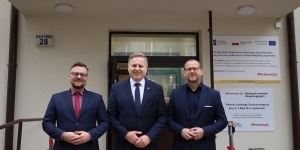 prezydent miasta wraz z gośćmi przed budynkiem Centrum prezydent miasta wraz z gośćmi przed budynkiem Centrum