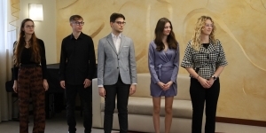 5 młodych osób stojących w szeregu