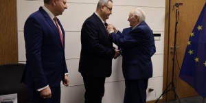 przypięcie odznaczenia dr hab Jackowi Szczepańskiemu przez kpt. hm. Janusza Komorowskiego ps. „Antek” – Prezesa Zarządu Głównego ŚZŻAK