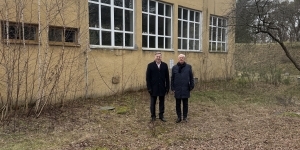 Bogdan Kiełbasiński i Grzegorz Gruczek na przekazanej działce