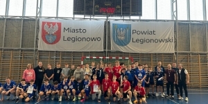 Drużyny chłopców z medalami