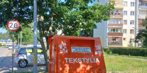 pojemnik na tekstylia oraz mapka z pinezką lokalizacji pojemnik na tekstylia oraz mapka z pinezką lokalizacji