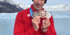 Michał Perl z trzema medalmi w ręku Michał Perl z trzema medalmi w ręku