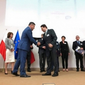 Piotr Zadrożny odbiera nagrodę