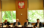 Prelegenci - od lewej: minister Waldemar Kuczyński, sędzia Jerzy Stępień, prezydent Roman Smogorzewski, starosta Jan Grabiec