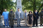 Delegacja złożyła kwiaty i zapaliła znicz pod pomnikiem saperów poległych w 1920 r. znajdującym się na terenie dawnych koszar.