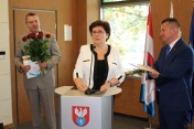 Po Lewej dyr. Krzysztof Wołejko, w środku Elżbieta Kiełbasińska Naczelink Wydziału Edukacji, po prawej Prezydent Miasta Roman Smogorzewski