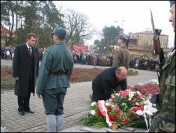 Władze miasta składają wieniec pod pomnikiem Polski Walczącej