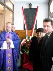 Złożenie kwiatów pod tablicą pamiątkową w Legionowie