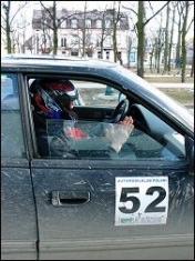 Pilot Jarosław Latosek przypomina kierowcy Krzysztofowi Szymańskiemu trasę legionowskiego odcinka
