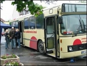 Autobus w którym oddawano honorowo krew na Rynku Miejskim