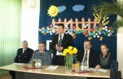 od lewej: Ryszard Gawkowski, Komendant Straży Miejskiej w Legionowie; podkomisarz Robert Stojak, Z-ca Komendanta ds. Prewencji KPP w Legionowie; Roman Smogorzewski, Prezydent Miasta Legionowo; Wiesław Szymczyk, Kierownik Oddziału Bezpieczeństwa Publicznego i Spraw Organizacyjnych w Wojewódzkim Urzędzie Mazowieckim; Katarzyna Chwała, starszy inspektor w ww. oddziale