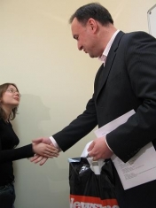 Magda Sokołowska odbiera nagrode od redaktora naczelnego Newsweeka