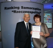 Danuta Szczepanik odebrała dyplom z rąk Jerzego Buzka