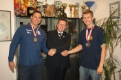 Roman Smogorzewski osobiście pogratulował Dawidowi Szulichowi (p) oraz  trenerowi UKS Delfin Legionowo-  Rafałowi Perl(l).