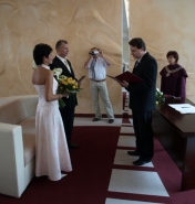 Zastępca Prezydenta Miasta Legionowo składający gratulacje nowożeńcom