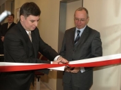 Uroczyste przecięcie wstęgi podczas otwarcia punktu paszportowego