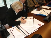 Por. Bronisława Mazur podpisuje Deklarację