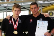 Dawid Szulich wraz z trenerem Rafałem Perlem udekorowany wywalczonymi medalami