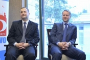 dr Jacek Szczepański i Artur Żmijewski tuż przed ceremonią nadania prestiżowych tytułów