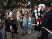 Wiesław Karnasiewicz - Przewodniczący Rady Miasta Legionowo wraz z najmłodszymi mieszkańcami dzielnicy Piaski dokonuje uroczystego otwarcia placu zabaw