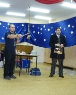 Tadeusz Sawicki i Piotr Zadrożny licytujący kalendarz legionowski