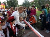 Pani dyrektor przecina wstęgę
