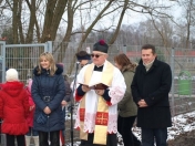 Ksiądz Och odprawia modlitwę przed poświęceniem Placu Zabaw