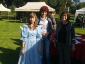 Na zdjęciu wicedyrektor Maria Serdeczna, p. Ewa Witecka i uczennica w stroju z epoki