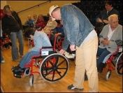 Organizatorzy dopasowali wózki do potrzeb niepełnosprawnych