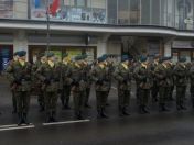 Pluton żołnierzy na ulicy marsz. J. Piłsudskiego