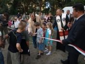 Wiesław Karnasiewicz - Przewodniczący Rady Miasta Legionowo wraz z najmłodszymi mieszkańcami dzielnicy Piaski dokonuje uroczystego otwarcia placu zabaw
