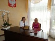 Danuta Szczepanik (od lewej) wraz z Ewą Milner-Kochańską prezentują certyfikat Zintegrowanego Systemu Zarządzania - Jakość. Przeciwdziałanie Zagrożeniom Korupcyjym