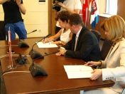 Prezydent Roman Smogorzewski oraz Dyrektor Władzy Wdrażającej Programy Europejskie, pani Anna Siejda, złożyli podpisy na wartej 37 mln zł umowie.