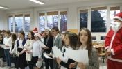 Zdjęcia: Grupa dzieci śpiewająca kolęde podczas kiermaszu w ZS3