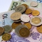 Na zdjęciu: Polskie banknoty i bilon rozłożone na stole