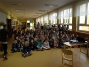 Zgromadzenie dzieci na sali