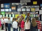 Zdjęcie: Zespół Szkół nr 3 na zdjęciu grupa osób uczestnicząca w wydarzeniu