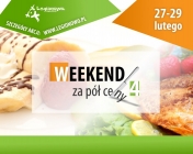 Baner promujący akcję. Napis weekend za pół ceny a w tle jedzenie.