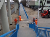 Robotnicy kończą prace wykończeniowe przy kładce
